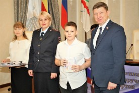Мы – граждане России: 20 волгодонских школьников в торжественной обстановке получили паспорта Российской Федерации